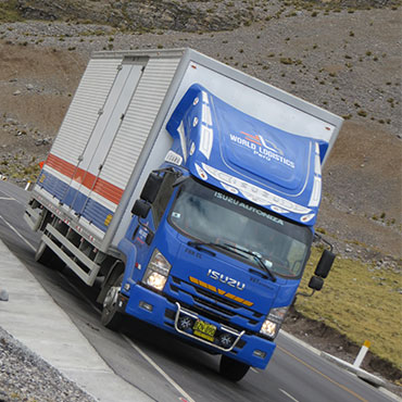 furgon grande azul isuzu world logistics en viaje