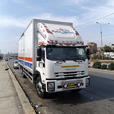 furgon estacionado grande blanco world logistics