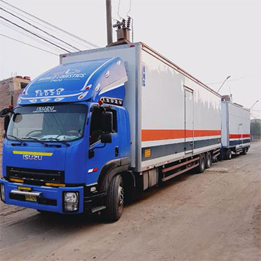 camion isuzu azul con segunda carga acoplada