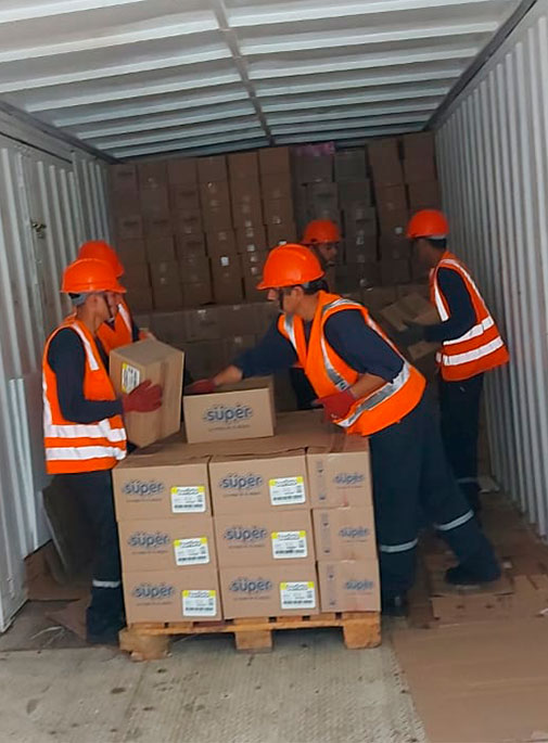 estibadores cargando el camion