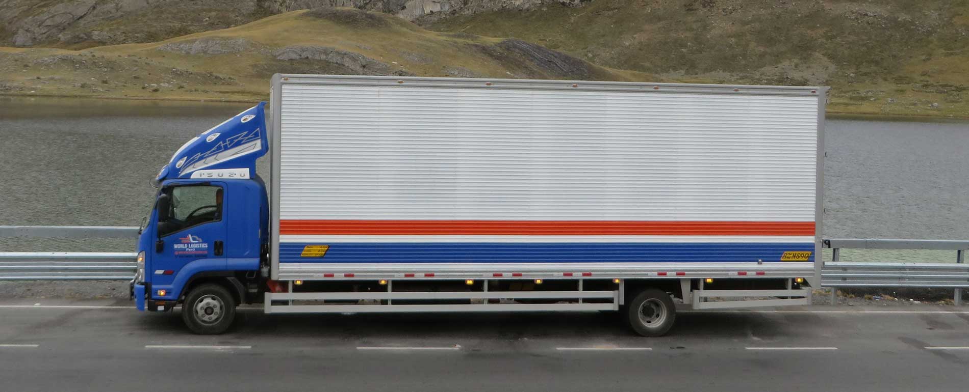 furgon isuzu azul world logistics cruzando lago peruano