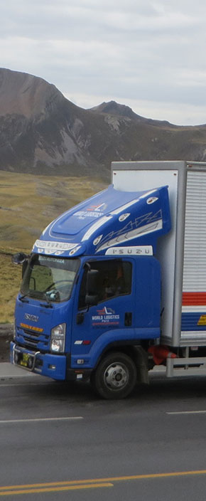furgon isuzu azul de world logistics en ruta