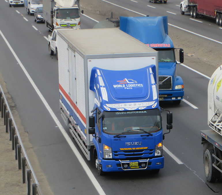 isuzu azul de world logistics en trafico limeño